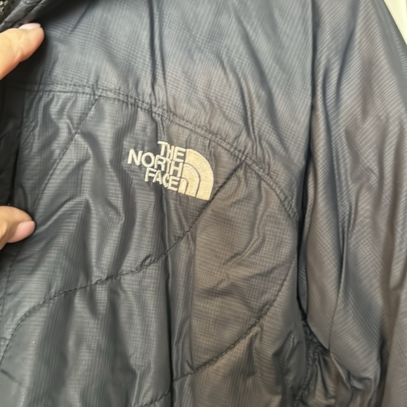 Women’s medium north face puffer coat. - Picture 3 of 6